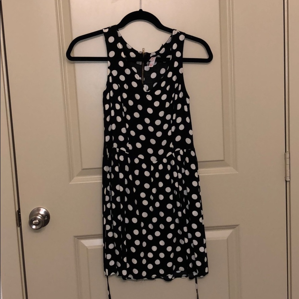 flattering polka-dot dress!Perfect for daily wear!